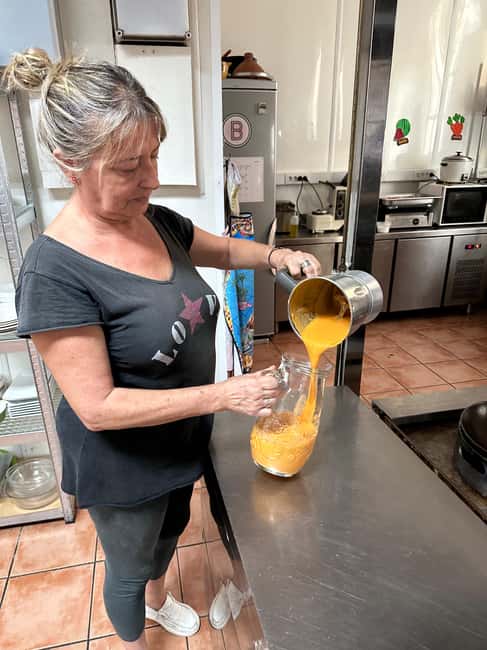 Alicante:Evening Spanish Tapas Cooking Class with Live Music - Spanish guitar after dinner