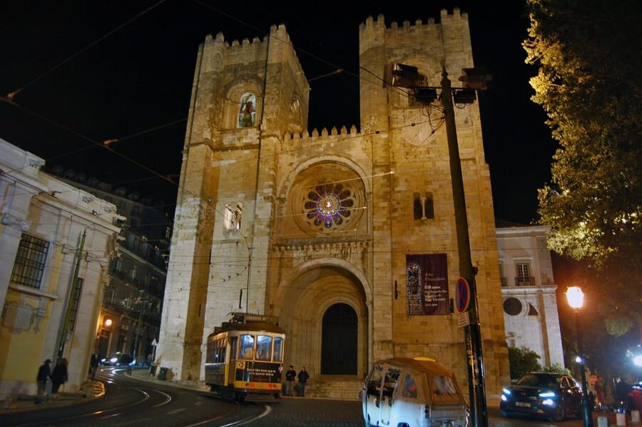 All-inclusive Fado Tour: Show & Dinner. Lisbon at Night - Alfama, the birthplace of Fado