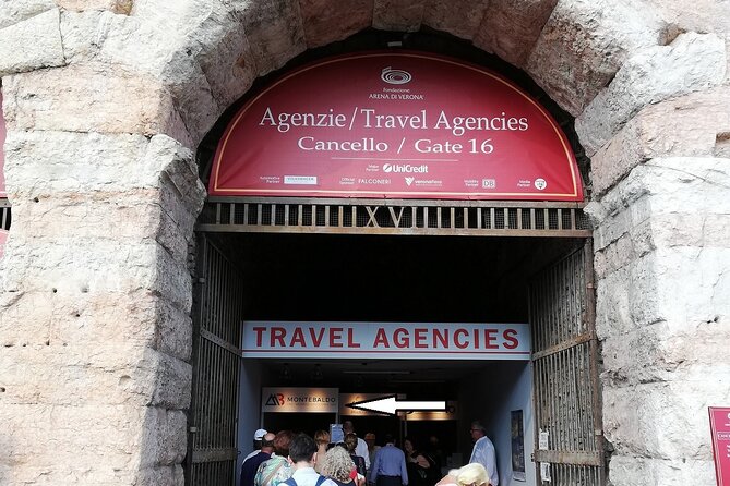 Arena di Verona Opera - Ticket + 1h City guided walking tour - Via Mazzini connects shopping and old Verona