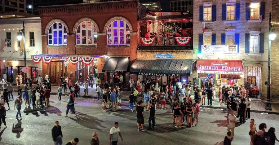 Austin: Downtown Live Music Pub Crawl - Friends Bar and the first live set