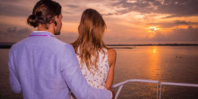 Bali/Benoa: Sunset Dinner Cruise with Show and Live Music - Sailing past Tanjung Benoa Beach
