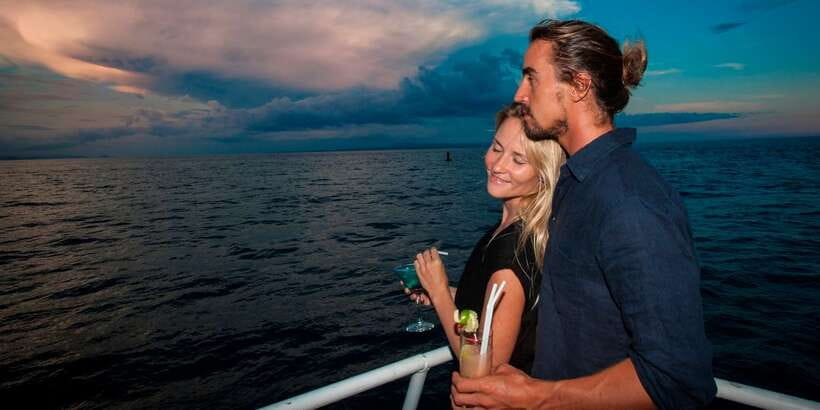 Bali/Benoa: Sunset Dinner Cruise with Show and Live Music - Dinner with a view, not a silent dining room