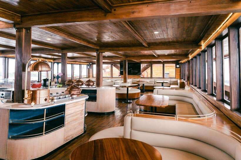 Bali Phinisi Cruise: Sunset Dinner with Live Music & Buffet - Boarding the Phinisi vessel