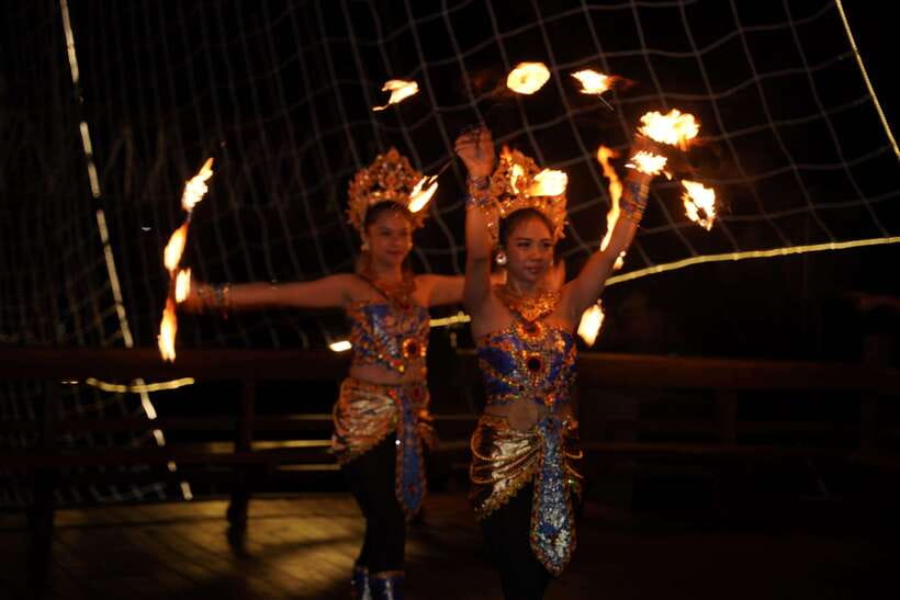 Bali Phinisi Cruise: Sunset Dinner with Live Music & Buffet - Choosing the VVIP top deck