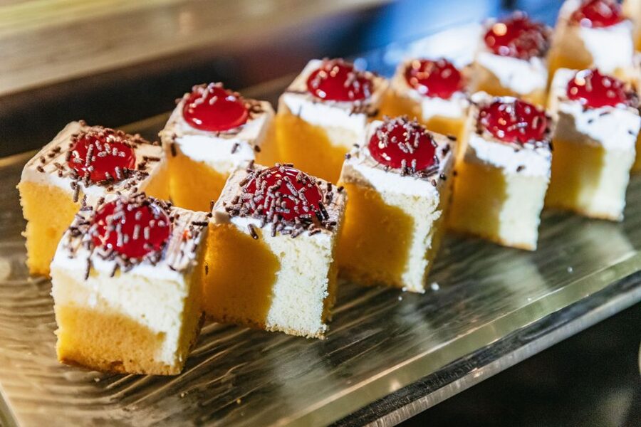 Bangkok: Alangka Luxury Buffet Dinner Cruise With Live Music - Starting at ICONSIAM Pier 4