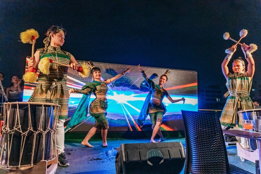 Bangkok: Alangka Luxury Buffet Dinner Cruise With Live Music - Music, singing, and Thai dance