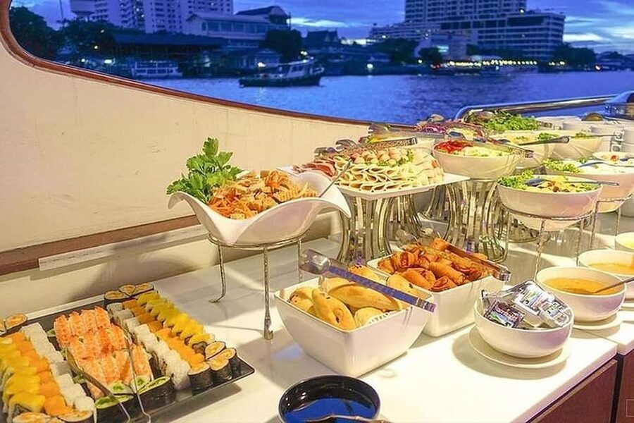 Bangkok: Evening Dinner Cruise with Live Music Chao Phraya - Why the Chao Phraya works so well at night