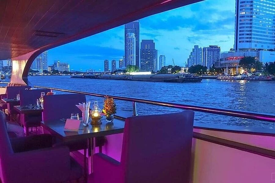 Bangkok: Evening Dinner Cruise with Live Music Chao Phraya - Welcome drink and departure on a modern boat