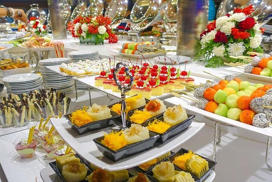 Bangkok: Evening Dinner Cruise with Live Music Chao Phraya - A buffet with Thai and international choices