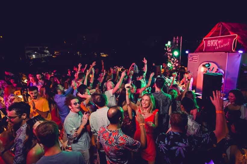 Bangkok: Party Boat Cruise with DJ and Live Music - Music Choice Matters More Than Sightseeing