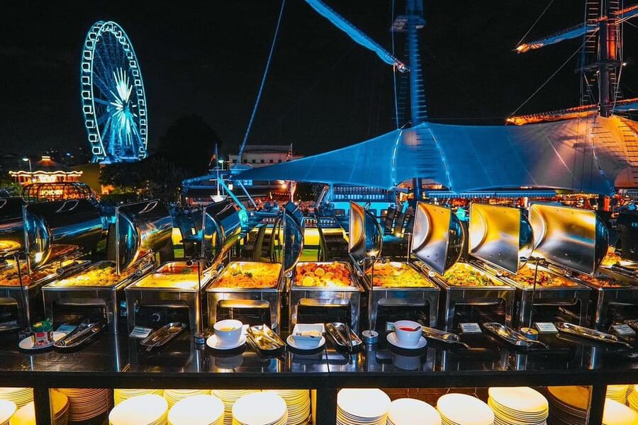 Bangkok: Royal Princess River Dinner Cruise with Live Music - The evening entertainment and atmosphere