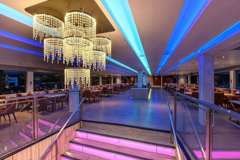 Bangkok: Royal Princess River Dinner Cruise with Live Music - How to get the best view and photos
