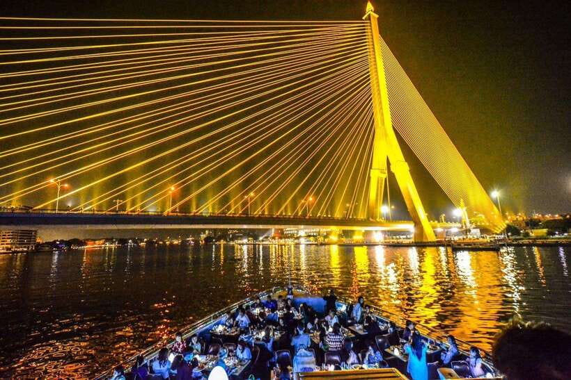 Bangkok: Royal Princess River Dinner Cruise with Live Music - Finding the boat at Asiatique