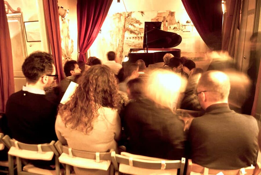 Barcelona: Solo Piano Intimate concerts in Barcelona - Details hidden in the walls and paintings