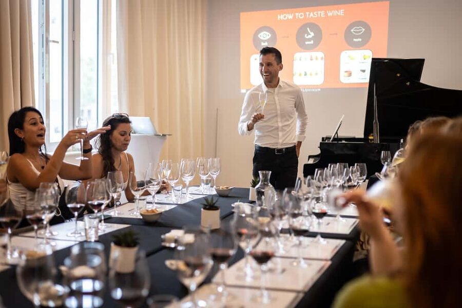 Barcelona: Taste 5 Spanish Wines paired with Live Music - What the two-hour tasting feels like
