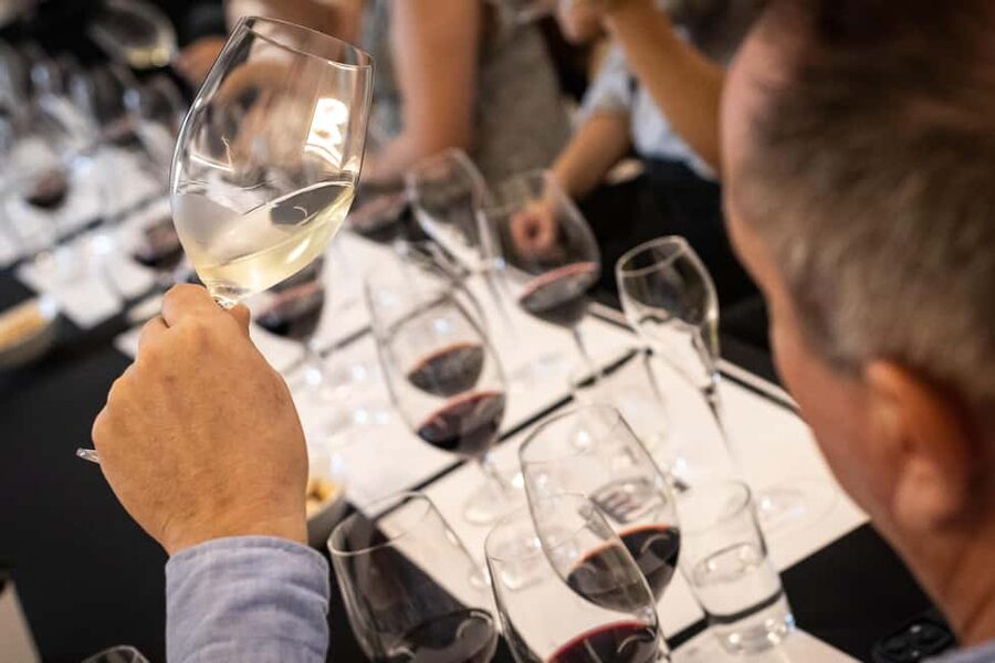 Barcelona: Taste 5 Spanish Wines paired with Live Music - A small room built around sound