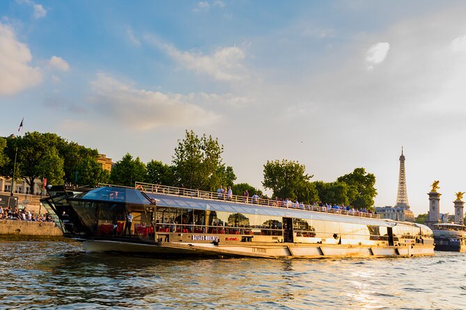 Bateaux Mouches Dinner Cruise on the Seine River in Paris - A Paris dinner with the city as your stage