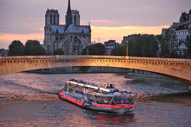 Bateaux Mouches Dinner Cruise on the Seine River in Paris - The Seine route, from the Eiffel Tower to the Louvre