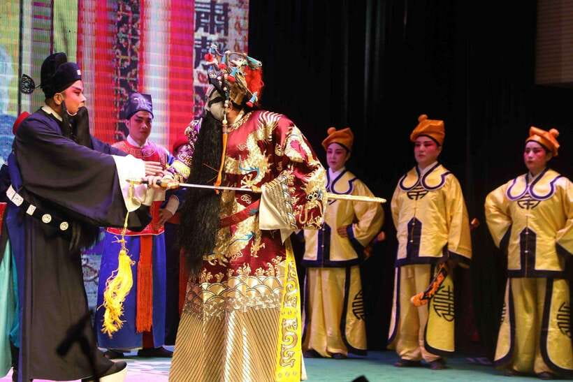 Beijing: Traditional Cultural Show Peking Opera Tickets - Dinner, drinks, and planning the evening