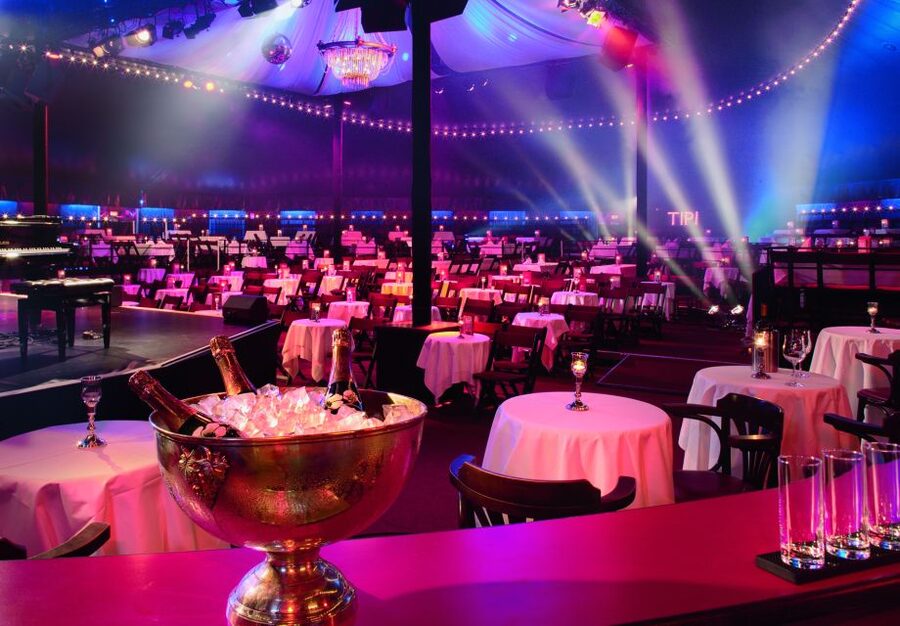 Berlin: Cabaret – The Berlin Musical at Tipi am Kanzleramt - Tipi’s table seating and cabaret atmosphere