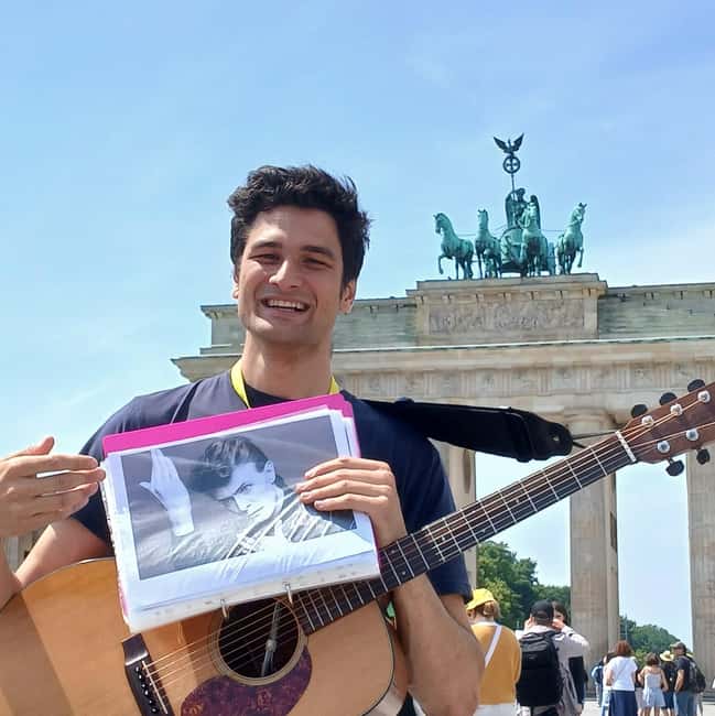 Berlin: Historical Walking Tour with Live Music - Starting at Pariser Platz with a guitar in view