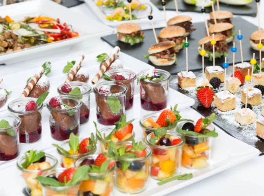 Bonn: Sunday Brunch Buffet with Cologne live music - A three-hour Sunday cruise with food at the center