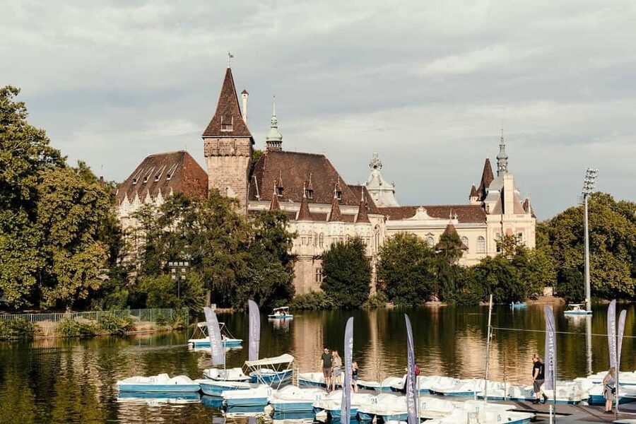 Budapest: Best Gardens Walking Tour & Folk Music Performance - Key points to know before booking