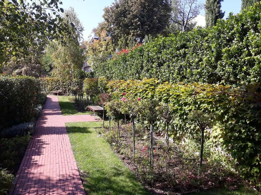 Budapest: Best Gardens Walking Tour & Folk Music Performance - Margaret Island: old trees, flowers, and music