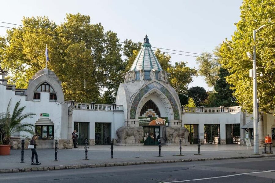 Budapest: Best Gardens Walking Tour & Folk Music Performance - Füvészkert, Hungary’s first botanical garden
