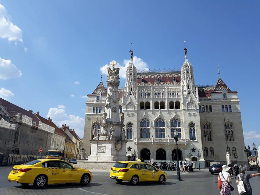 Budapest: Buda Castle Walking Tour & Folk Music Performance - Tóth Árpád promenade and a slower walk back