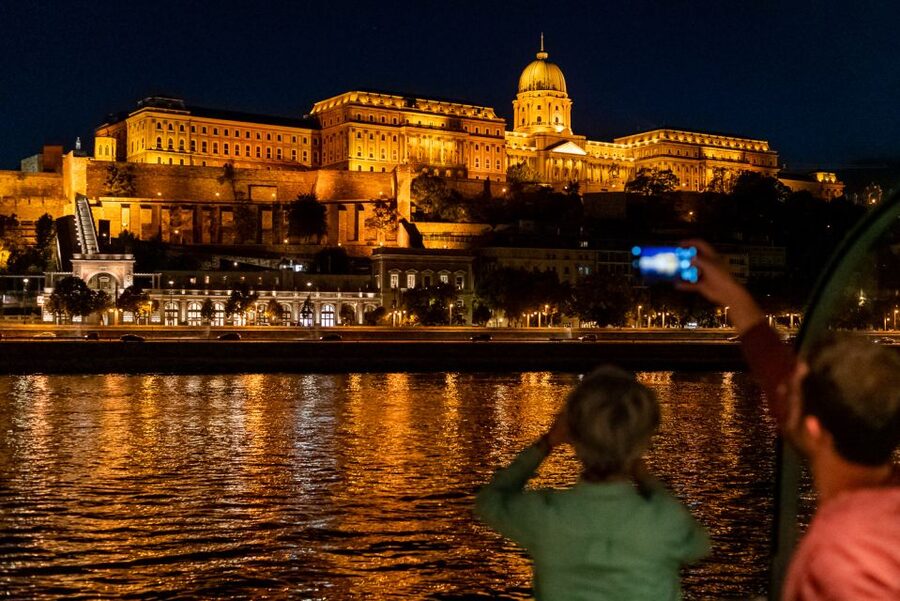 Budapest: Candlelit Dinner River Cruise with Live Music - At a glance