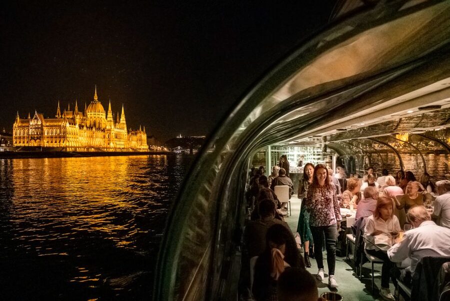 Budapest: Candlelit Dinner River Cruise with Live Music - The welcome drink and four-course dinner