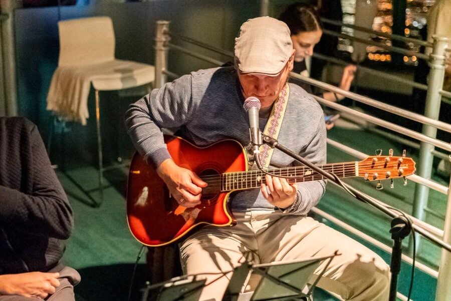 Budapest: Candlelit Dinner River Cruise with Live Music - Live music that supports the evening