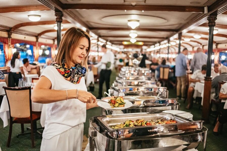 Budapest: Danube River Cruise with Dinner and Prosecco - A Budapest evening begins at Akadémia 2