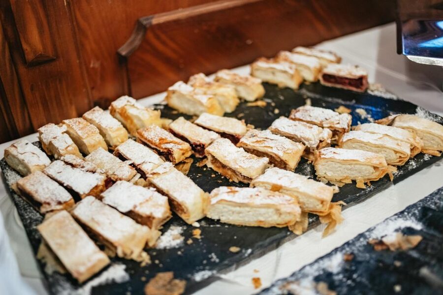 Budapest: Dinner Cruise with Live Music and Folk Dance Show - Live music, cimbalom, and the folk dance show