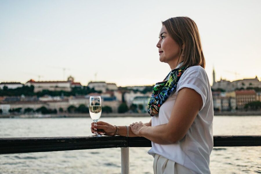 Budapest: Dinner Cruise with Live Music and Folk Dance Show - The first look at Parliament and Margaret Bridge