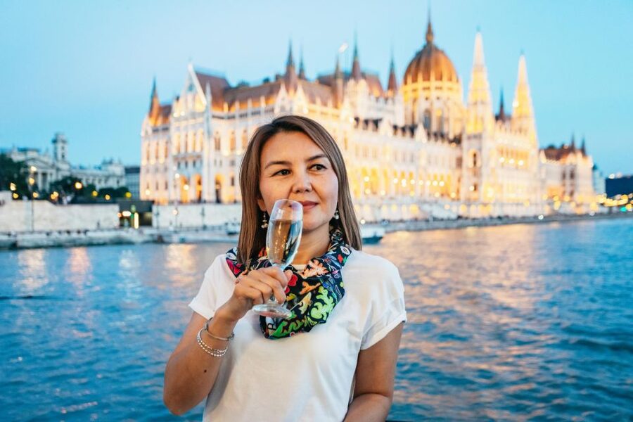Budapest: Evening Cruise including Drinks and Live Music - Drinks, service, and the best way to choose a package