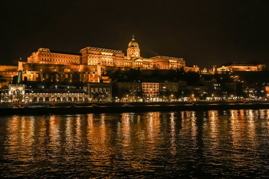 Budapest: Evening Cruise including Drinks and Live Music - Six bridges and the changing river view