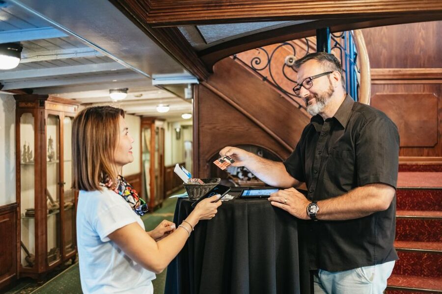 Budapest: Evening Cruise including Drinks and Live Music - The National Theatre and the return along the Danube