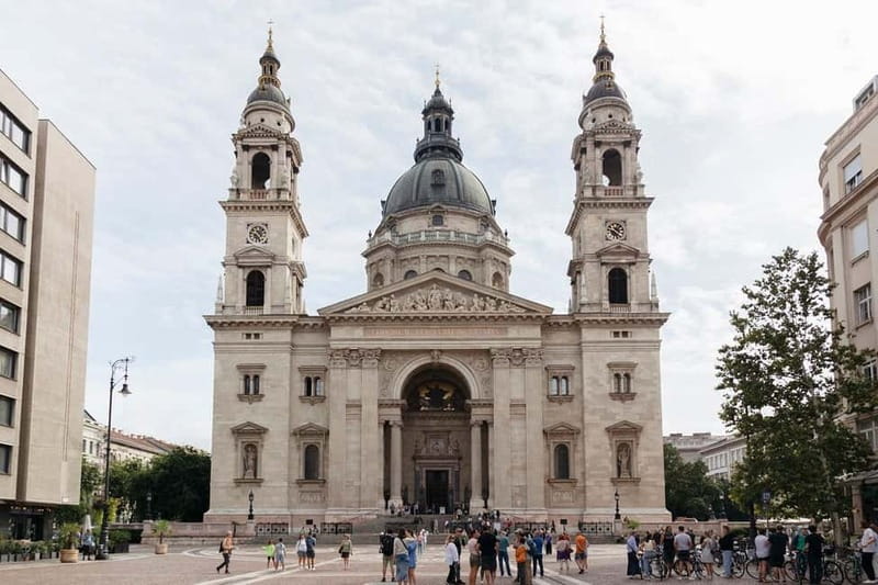 Budapest: St. Stephen's Basilica Tour & Music Performance - Meeting Budapest’s basilica at Szent István tér