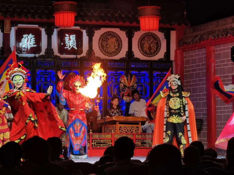 Chengdu: Sichuan Opera Face-Changing and Acrobatics Show - The evening rhythm: tea first, performance after
