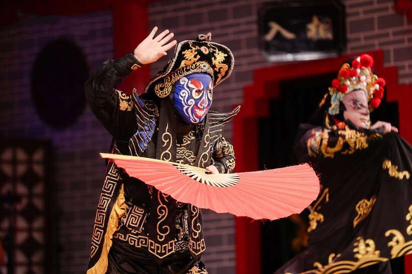 Chengdu: Sichuan Opera Face-Changing and Acrobatics Show - Language, timing, and the tone of the show