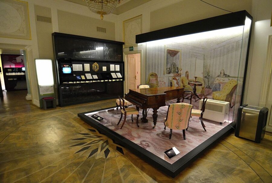 Chopin Tour in Warsaw with Skip-the-line Museum & Concert - The Visitationists Church and Kazimierz Palace