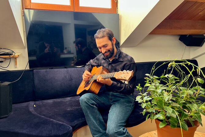 Cooking Class with Chef Francesco and Live Music in Venice - The guitar performance after the meal