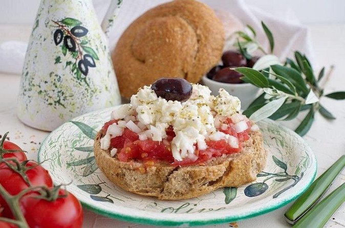 Cretan Night - Live Music and Dance - How the late schedule can change the evening