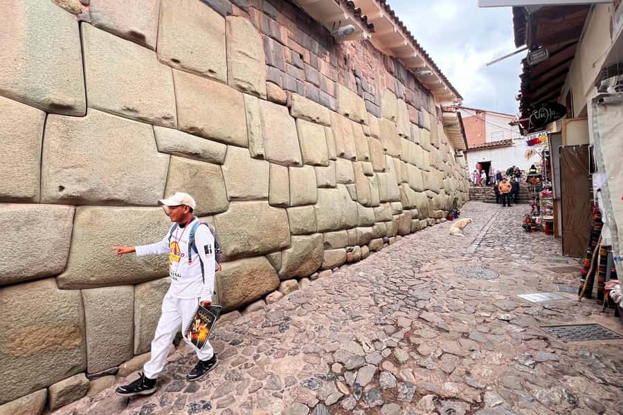 Cusco: Historic Walking Tour with Pisco Sour and Music Show - Qoricancha and the Inca stonework