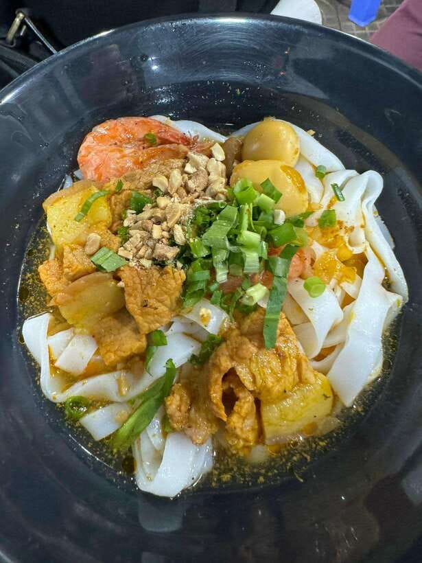 Da Nang City Street Food Tour With Live Music Tien Sa Show - What the transport and guide service add