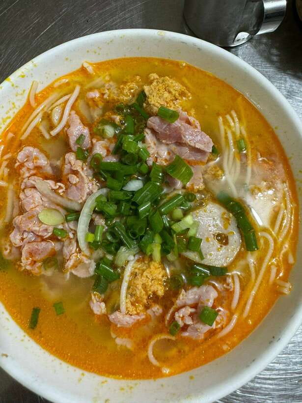 Da Nang City Street Food Tour With Live Music Tien Sa Show - Two food styles, two different evenings