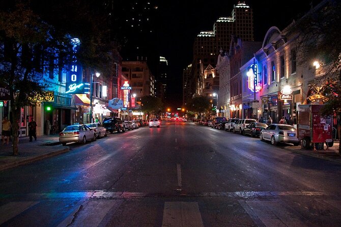Downtown Austin Live Music Pub Crawl - Darwin’s Piano Bar turns the crowd into part of the show