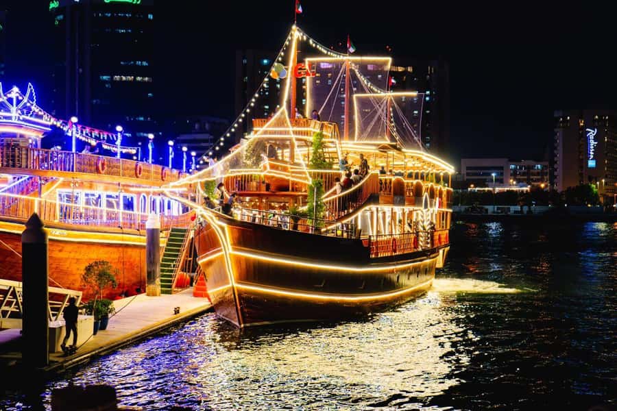 Dubai: Luxury Dinner Cruise with Live Music - A slow route past Old Dubai landmarks